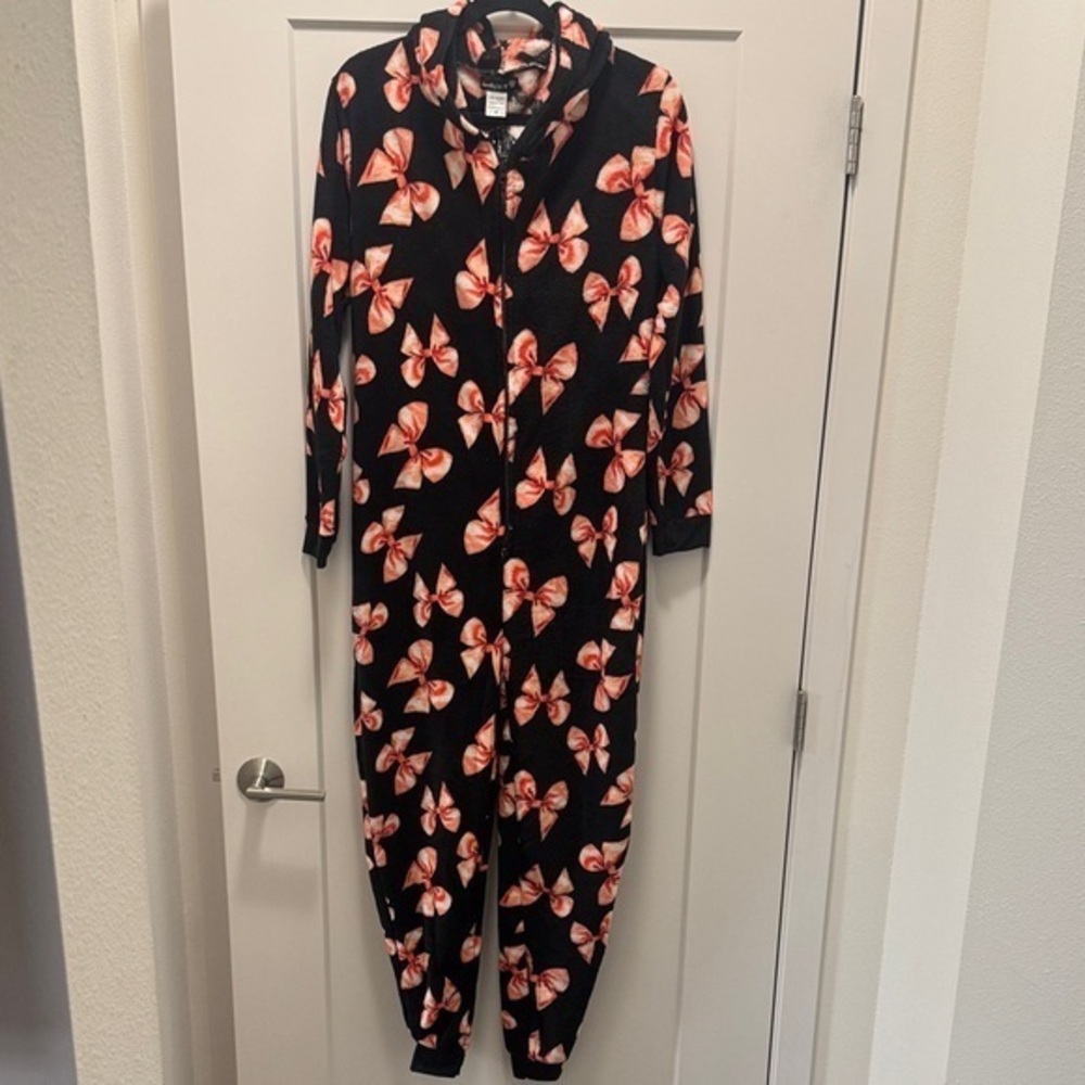 🆕 Un-bearably Cute Bow Print Pajama Hooded Onesie. M. NWT!💥❤️💥